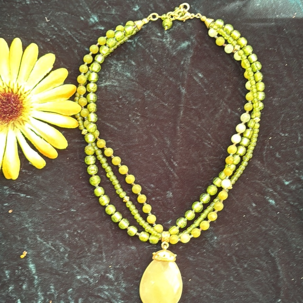 π©· BEAUTIFUL Quartz/Crystalline Green Necklace w/Gold Accents. Size: 19β X 2 1/4β - Picture 4 of 8